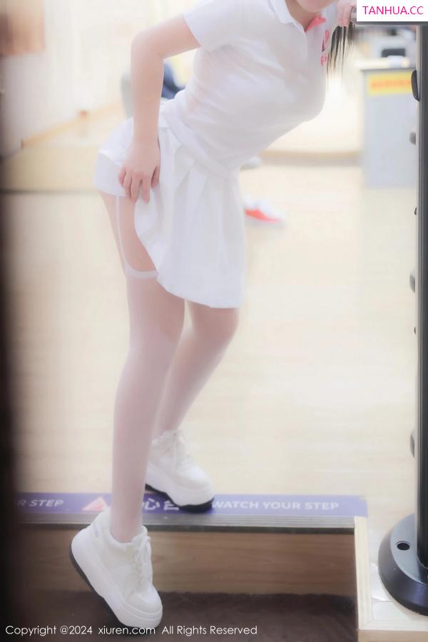   [XiuRen]高清写真图 2024.02.20 No.8118 小薯条nienie 丝袜美腿第20张图片
